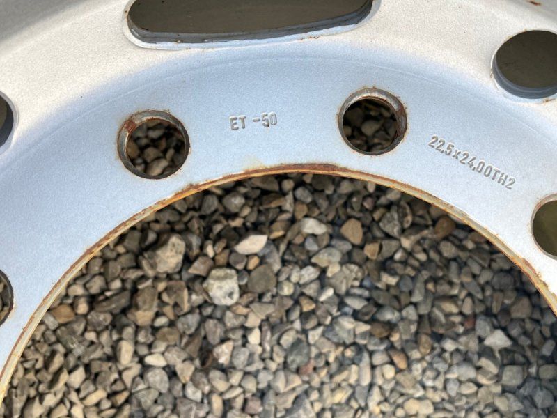 Vredestein Flotation + in der Größe 700/45-22,5 auf einer 10-Loch Felge mit