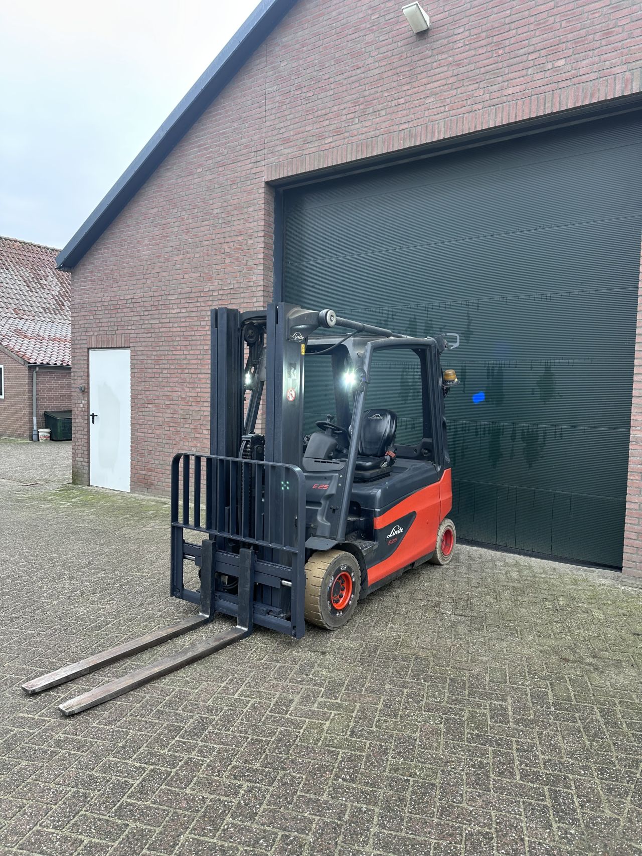 Linde E25L-01 2500kg triplo bj 2014 elektrische heftruck