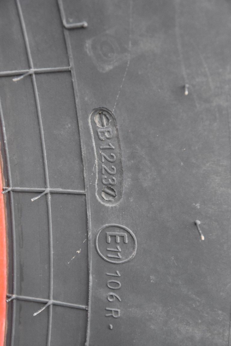 BKT 900/50R42 banden