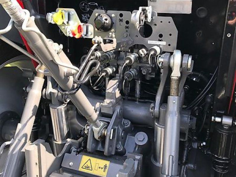 Massey Ferguson 5711 Dyna-4