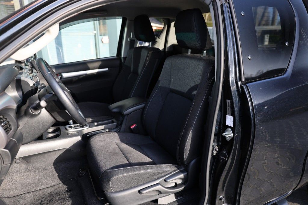 Toyota Hilux 2.4 D-4D X-TRA CAB PROFESSIONAL A/T 4WD VAN