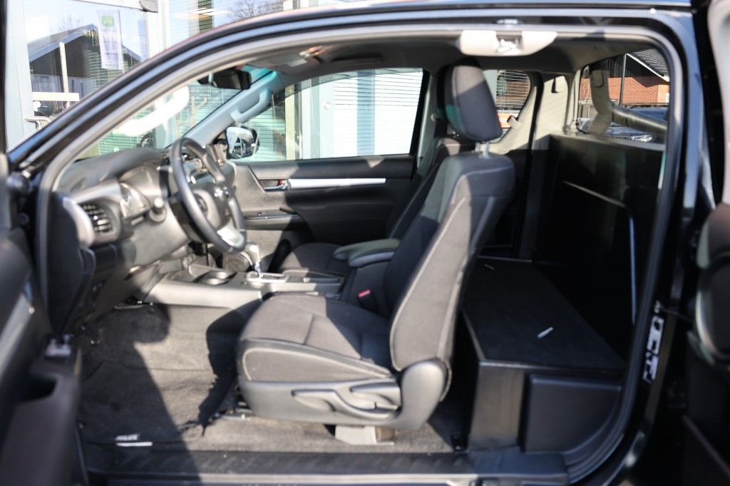 Toyota Hilux 2.4 D-4D X-TRA CAB PROFESSIONAL A/T 4WD VAN