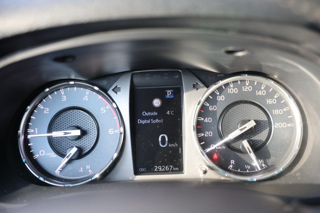 Toyota Hilux 2.4 D-4D X-TRA CAB PROFESSIONAL A/T 4WD VAN