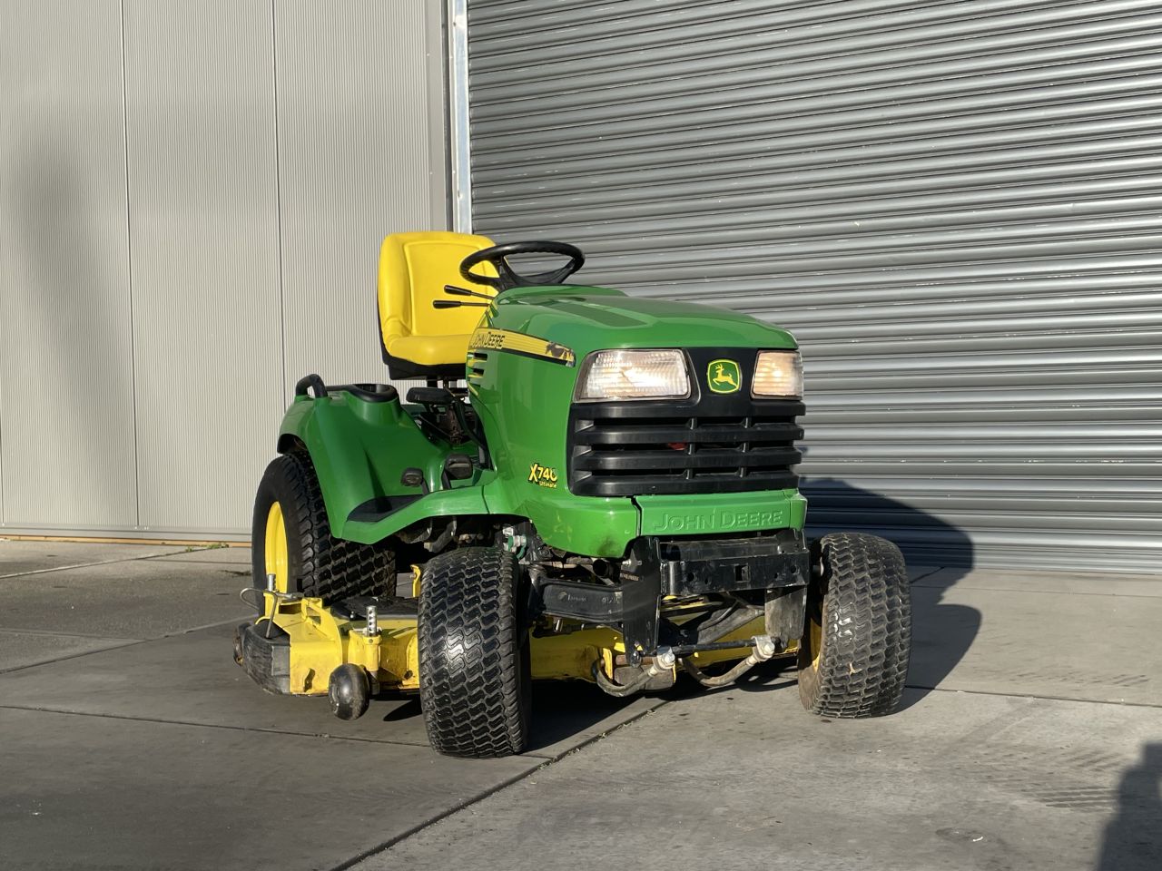John Deere X740