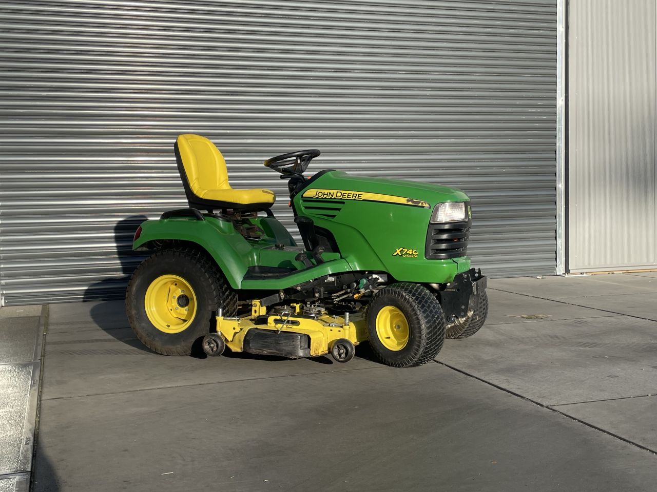 John Deere X740