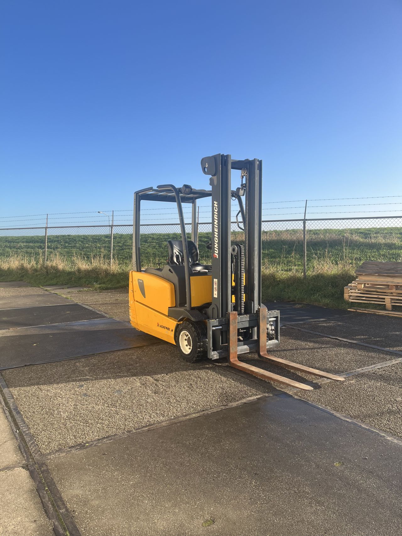 Jungheinrich heftruck EFG 220 bouwjaar 2004 met lage urenstand !