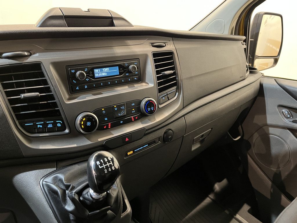 Ford Transit Custom 320 2.0 TDCI L2H1 Trend / Euro 6 / Airco / Cruise Control / Trekhaak / PDC / Imperiaal / 68.700 KM !!