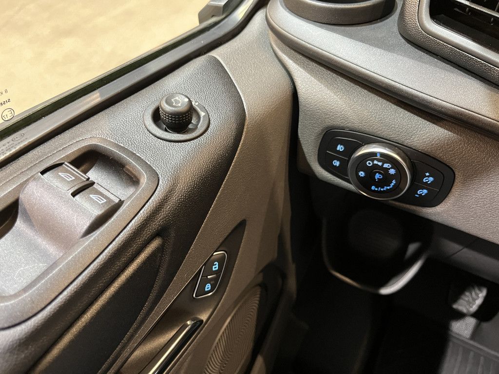 Ford Transit Custom 320 2.0 TDCI L2H1 Trend / Euro 6 / Airco / Cruise Control / Trekhaak / PDC / Imperiaal / 68.700 KM !!