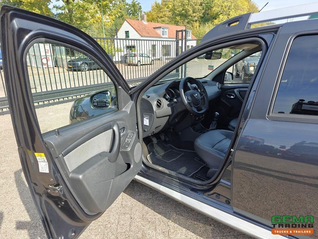Dacia DUSTER 1.2 TCe Prestige 125PK - Navigatie - Trekhaak - Camera - 82.000km - NAP - 07/2026 APK - EXPORT