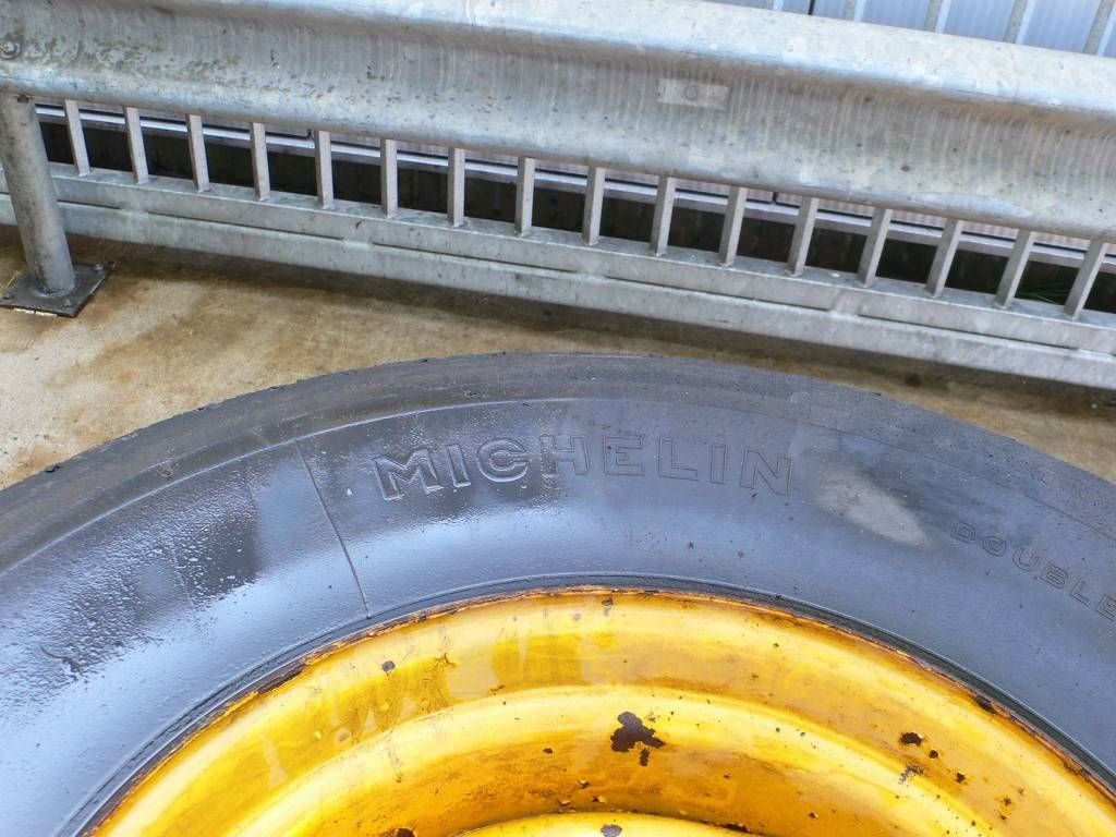 Michelin 18 R 22.5 gazonbanden + velg