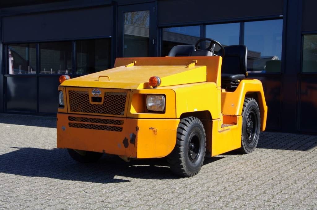 Nissan FV02 pushback truck