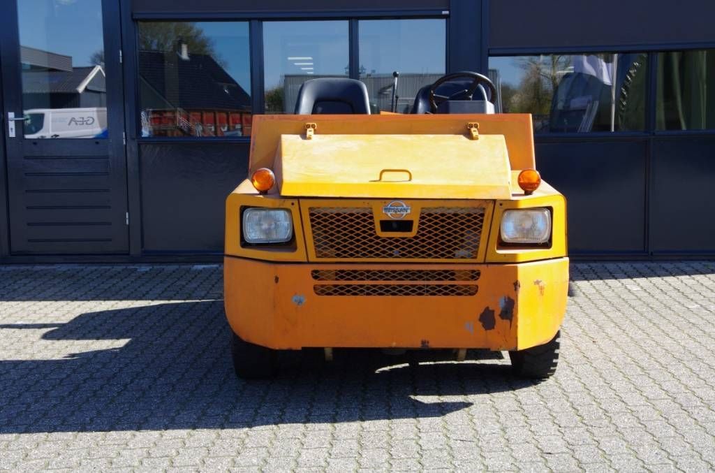 Nissan FV02 pushback truck
