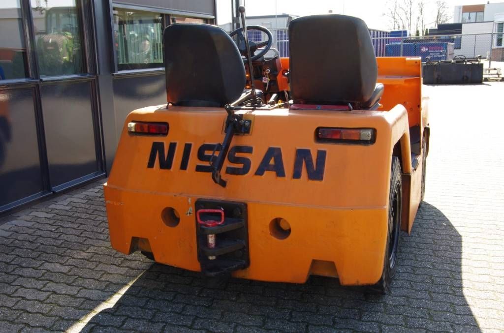 Nissan FV02 pushback truck