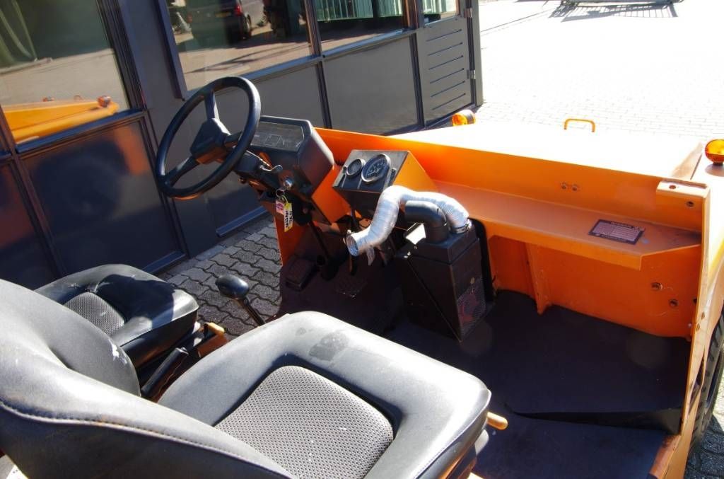 Nissan FV02 pushback truck