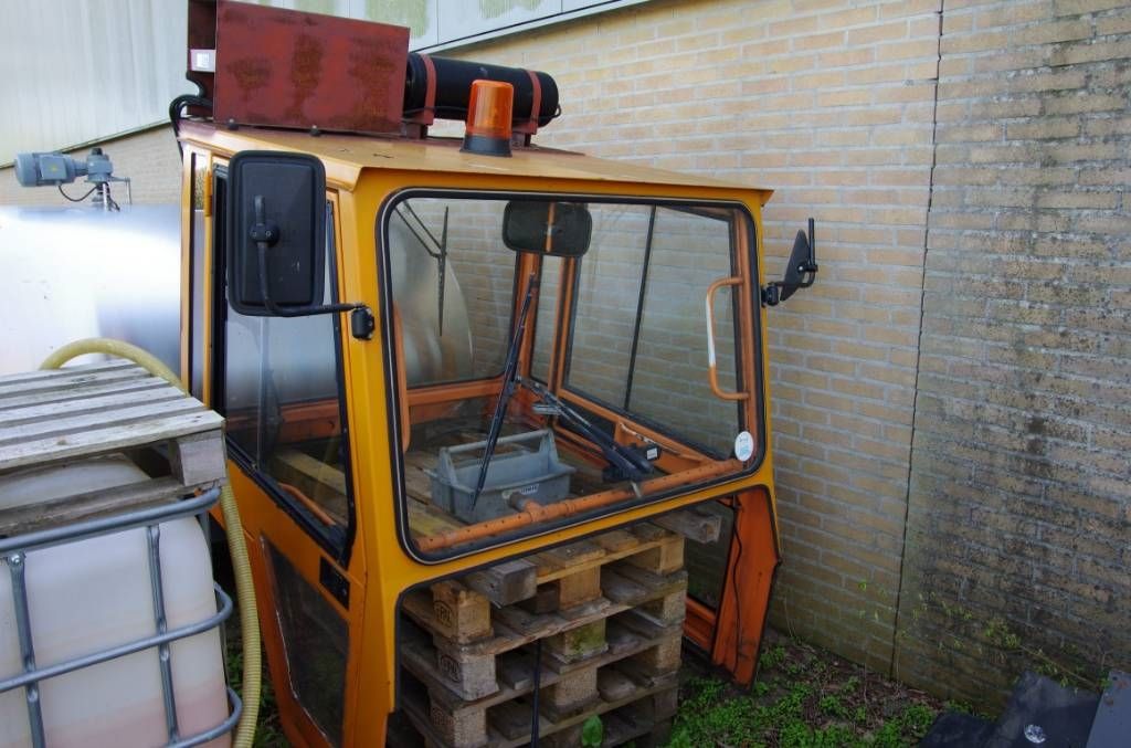 Nissan FV02 pushback truck