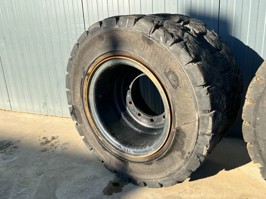 Globe Star 10.00 x 20 / 1000 x 20 Solid Tires / Vol Rubb