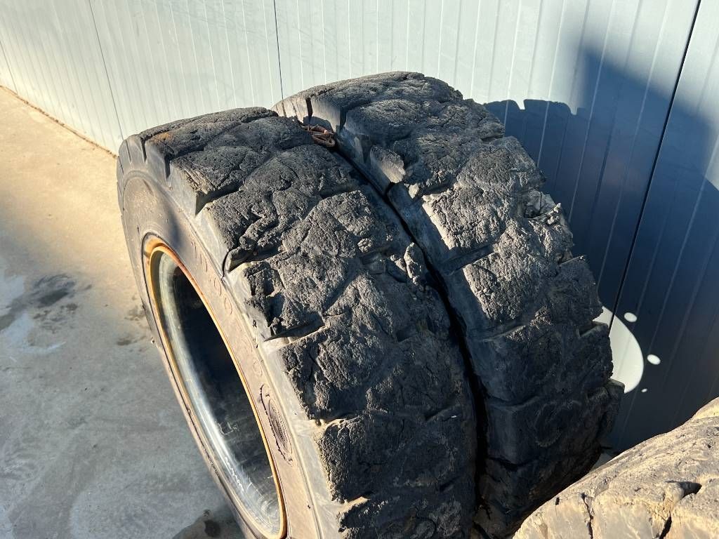 Globe Star 10.00 x 20 / 1000 x 20 Solid Tires / Vol Rubb