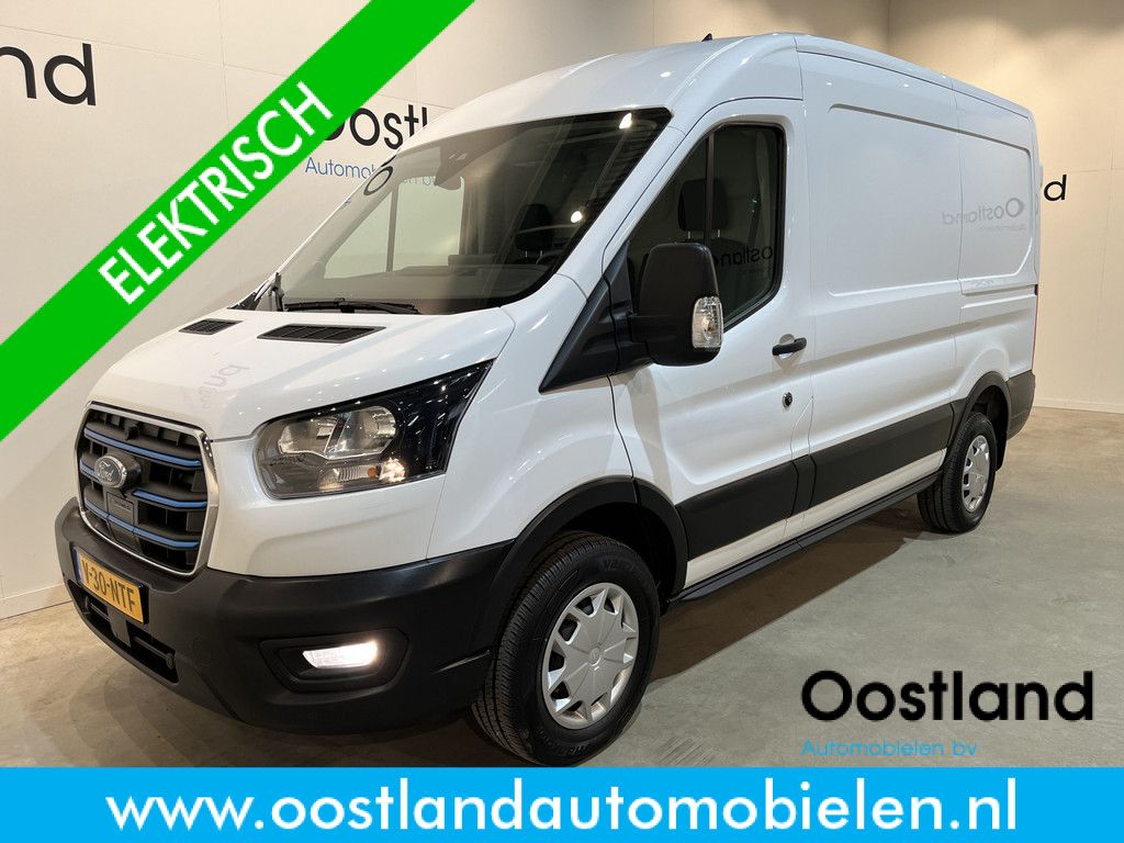 Ford E-Transit 350 L2H2 Trend 68 kWh / 100% Elektrisch !! / Airco / Cruise Control / CarPlay / Camera / Navigatie / 3-Zits / 12.000 KM !!