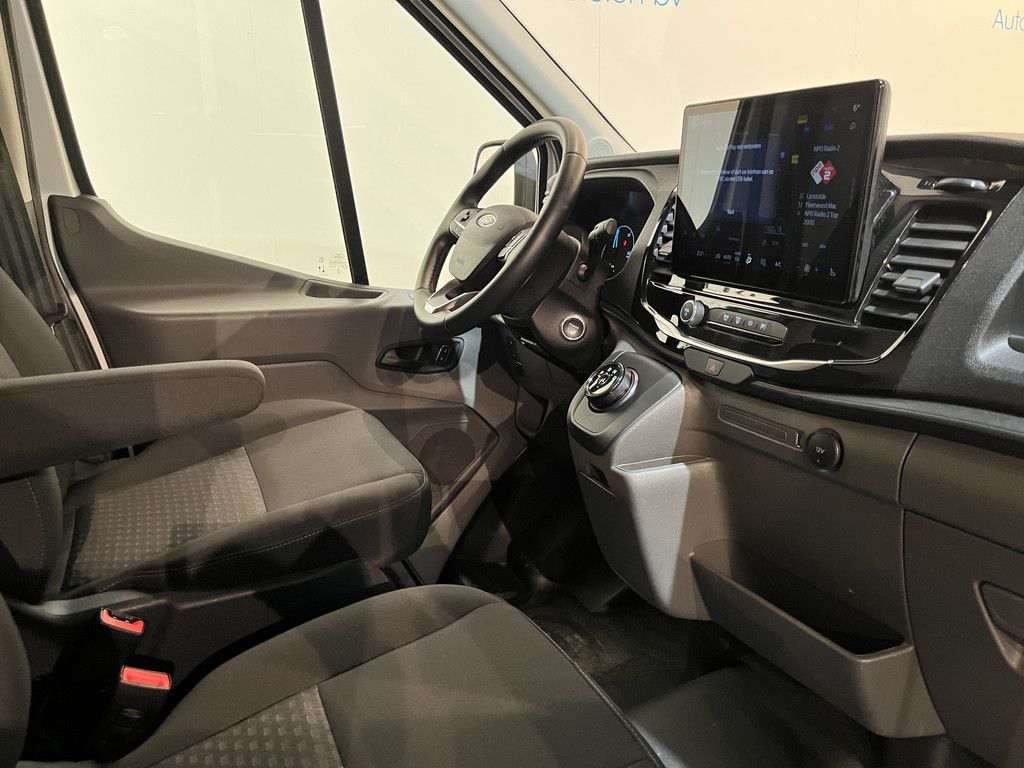 Ford E-Transit 350 L2H2 Trend 68 kWh / 100% Elektrisch !! / Airco / Cruise Control / CarPlay / Camera / Navigatie / 3-Zits / 12.000 KM !!