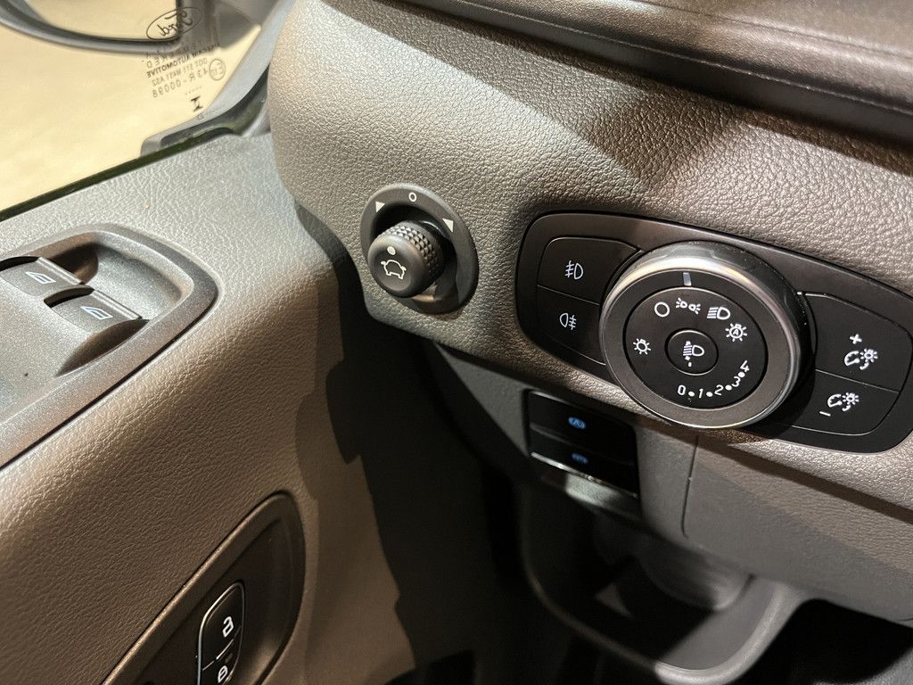 Ford E-Transit 350 L2H2 Trend 68 kWh / 100% Elektrisch !! / Airco / Cruise Control / CarPlay / Camera / Navigatie / 3-Zits / 12.000 KM !!