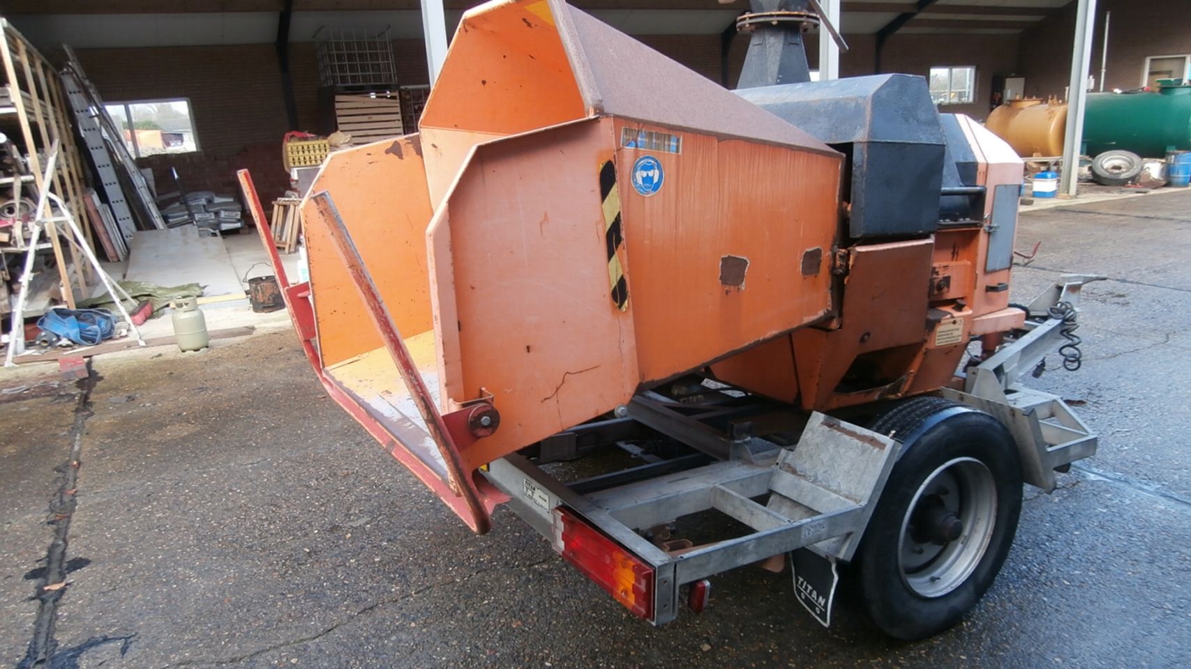 Houtversnipperaar TS met 4 cil hatz op onderstel