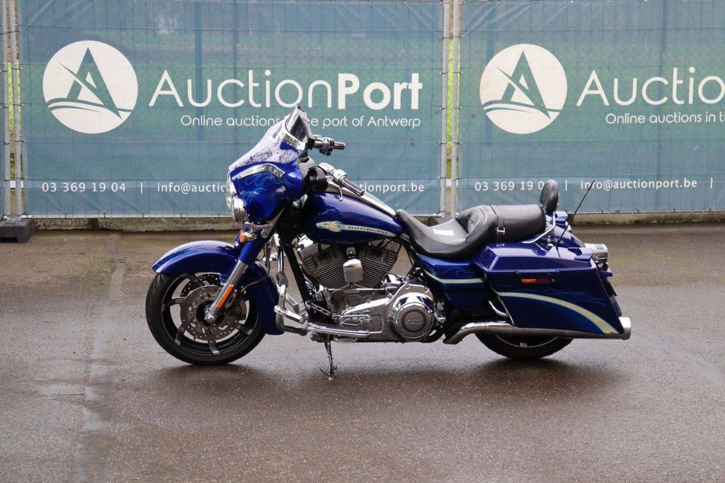 Motorcycle Harley-Davidson Street Glide CVO Petrol 2010