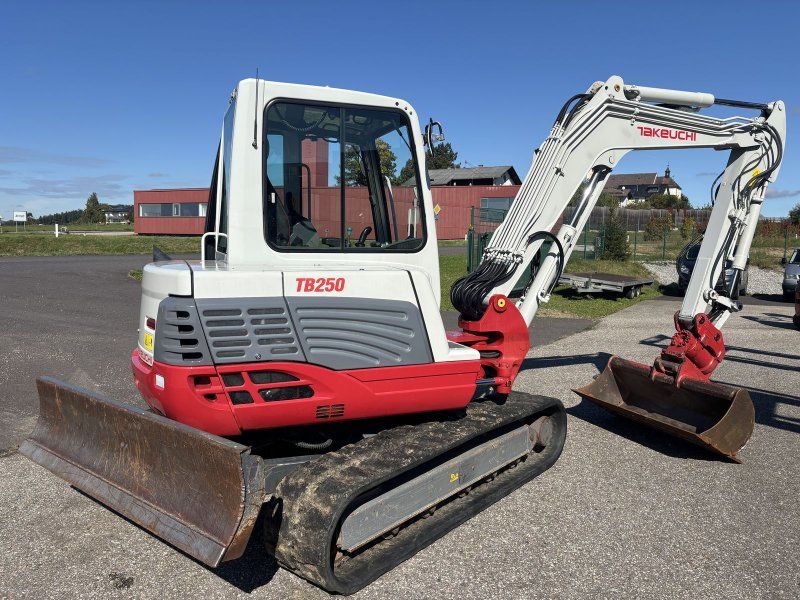 Takeuchi TB 250 Powertilt