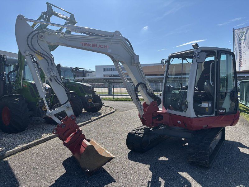 Takeuchi TB 250 Powertilt