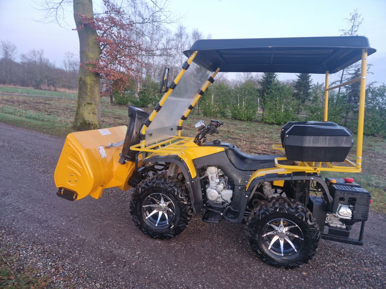 QUAD MET SNEEUWBLAZER EN ROLVEGER