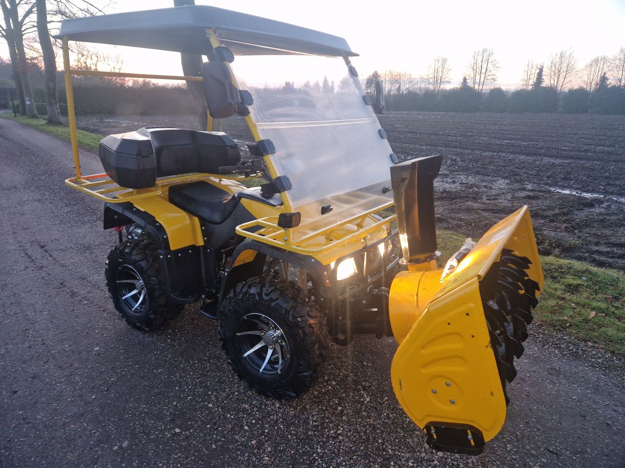 QUAD MET SNEEUWBLAZER EN ROLVEGER