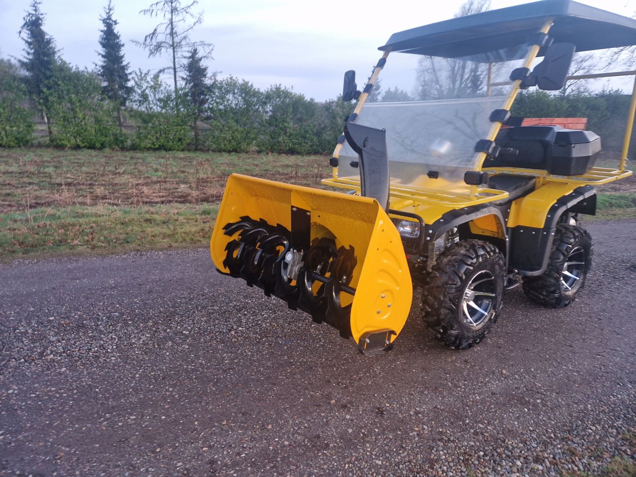 QUAD MET SNEEUWBLAZER EN ROLVEGER