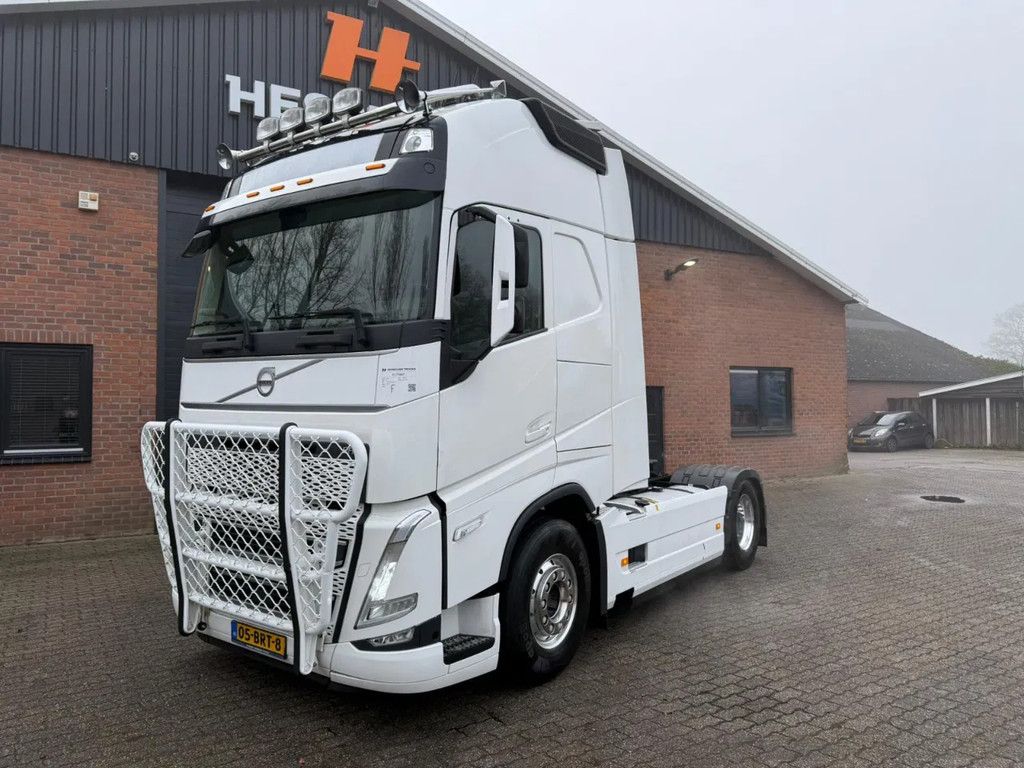 Volvo FH 500 4X2 Globetrotter XL Full Air Alcoa 2x tank PTO-Prep 390.253KM NL Truck - Top condition