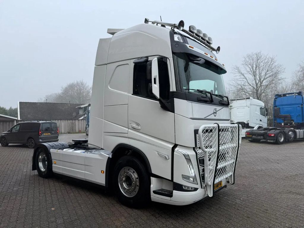 Volvo FH 500 4X2 Globetrotter XL Full Air Alcoa 2x tank PTO-Prep 390.253KM NL Truck - Top condition