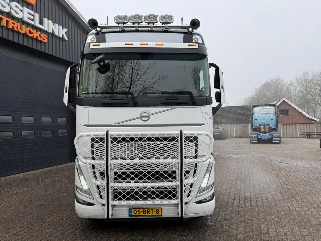 Volvo FH 500 4X2 Globetrotter XL Full Air Alcoa 2x tank PTO-Prep 390.253KM NL Truck - Top condition