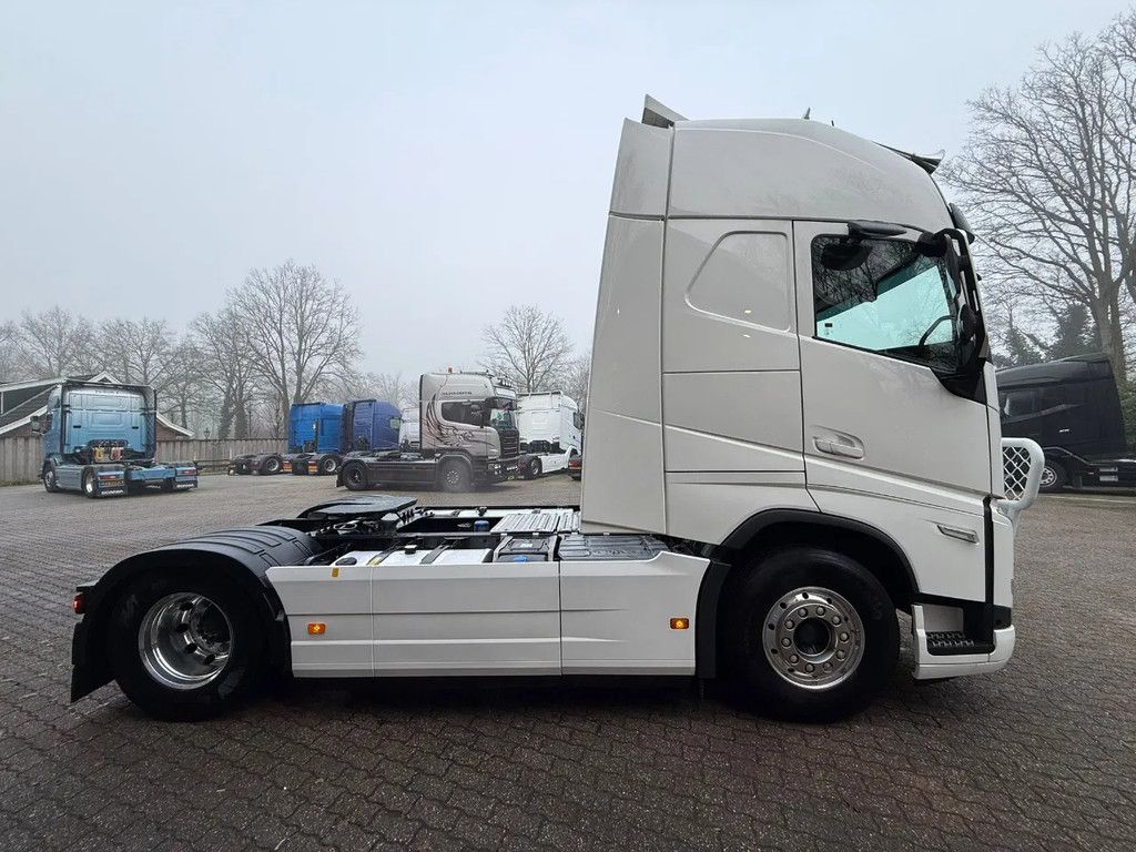 Volvo FH 500 4X2 Globetrotter XL Full Air Alcoa 2x tank PTO-Prep 390.253KM NL Truck - Top condition