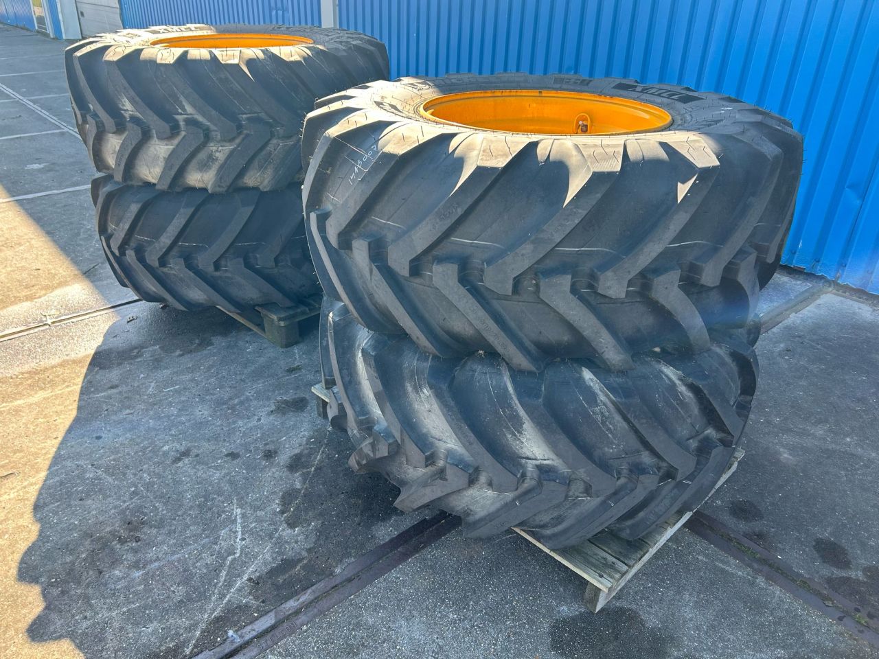 Michelin XMCL 500/70R24 op 10 gaats JCB velgen