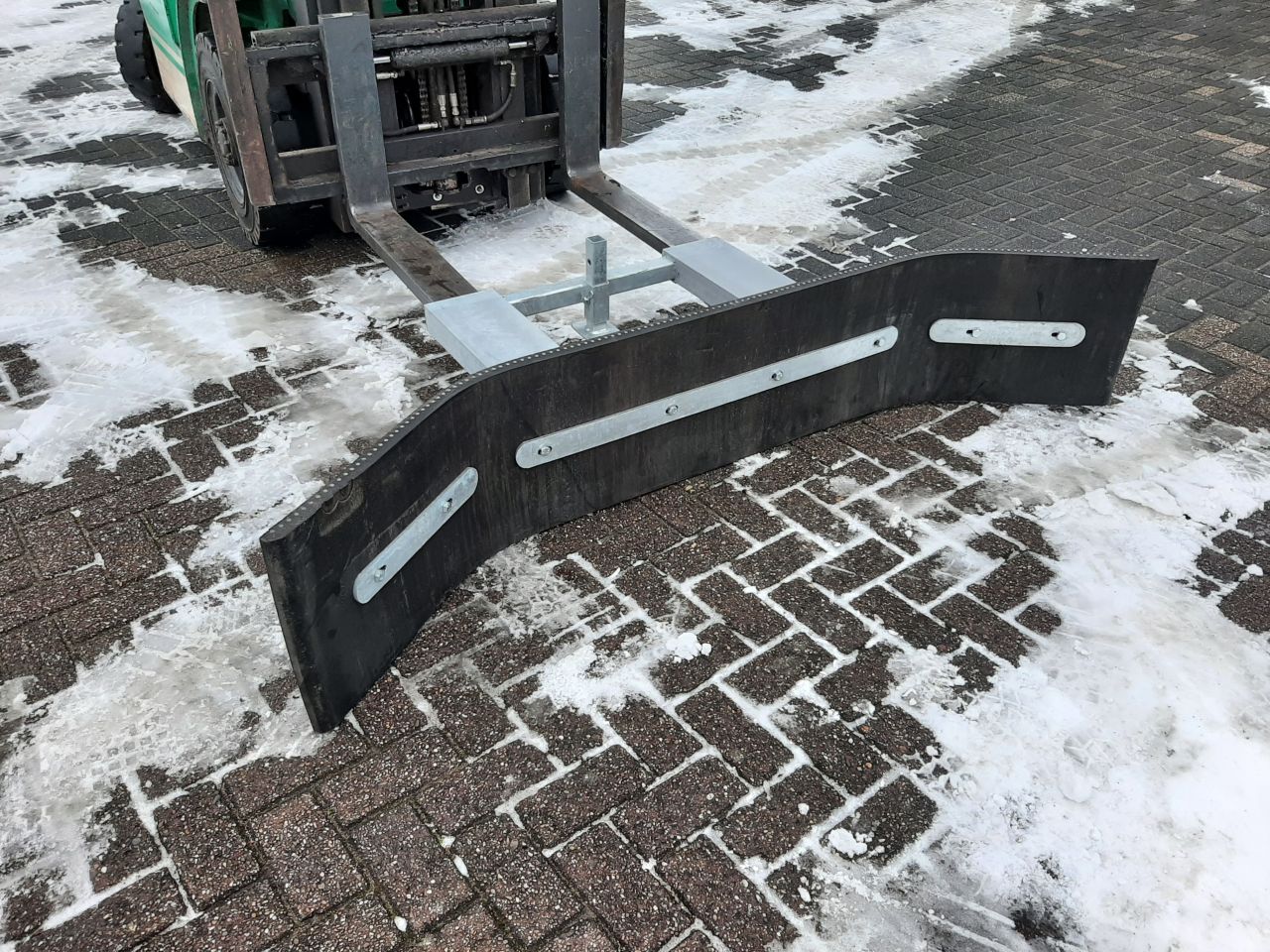 Rubberschuif 2,00m sneeuwschuif met heftruck aansluiting