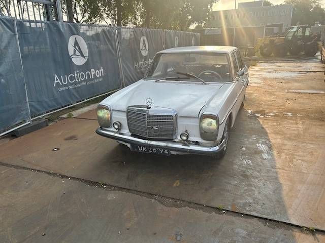 Mercedes-Benz W115 Diesel 1971 (Margin)