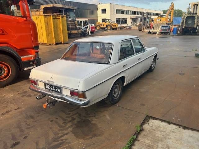 Mercedes-Benz W115 Diesel 1971 (Margin)