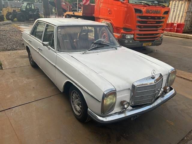 Mercedes-Benz W115 Diesel 1971 (Margin)