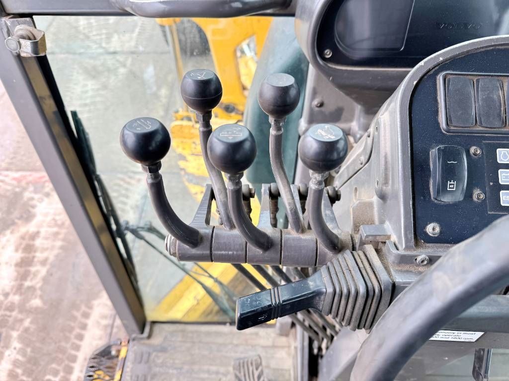 Volvo G970 - 4.88m Blade / 3 Tine Ripper / EPA