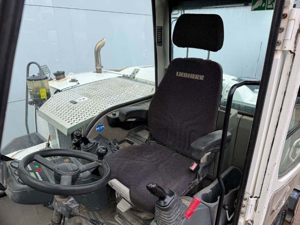 Liebherr A 309 - Hammer Lines / Quick Coupler