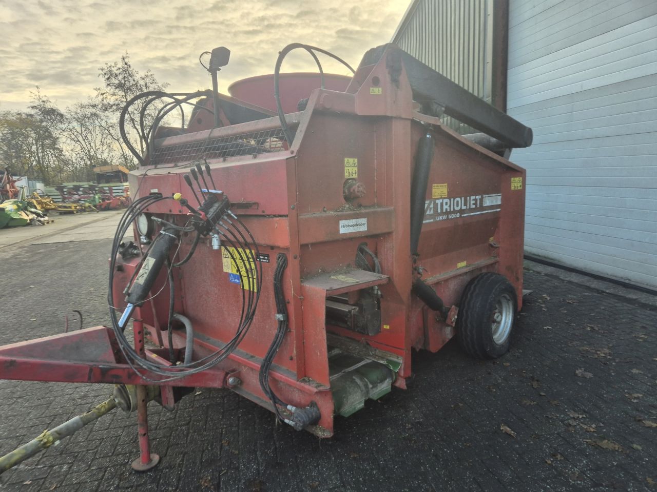 TRIOLIET ZELFLADENDE UITKUILWAGEN MET afvoerband