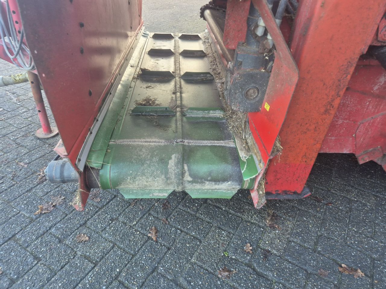 TRIOLIET ZELFLADENDE UITKUILWAGEN MET afvoerband