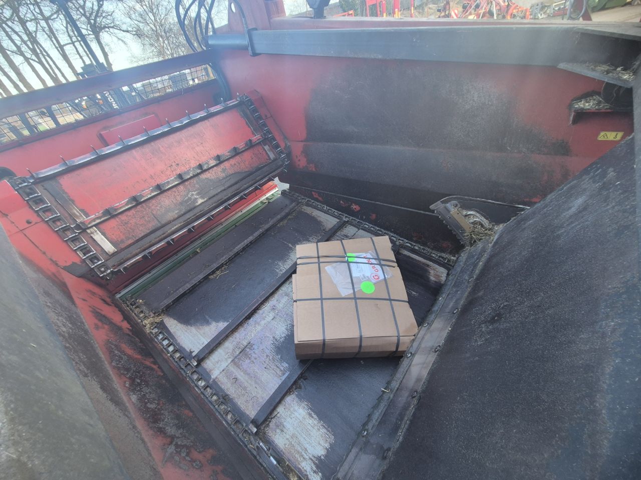 TRIOLIET ZELFLADENDE UITKUILWAGEN MET afvoerband