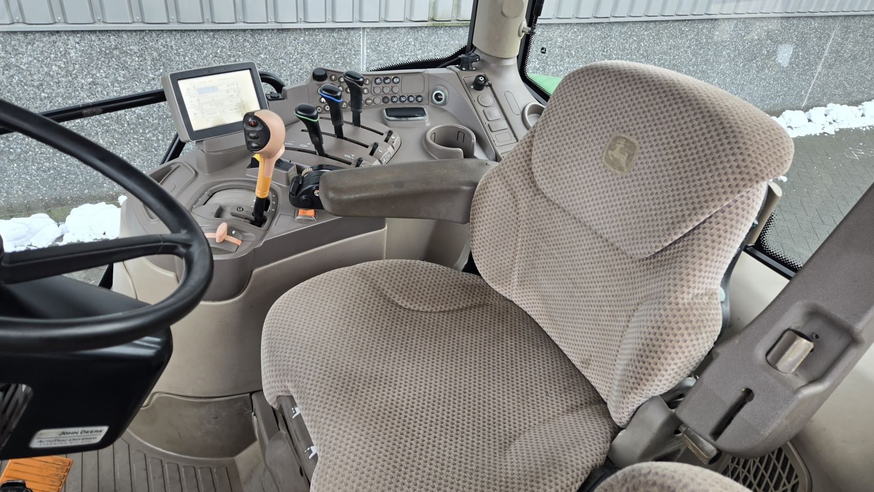 2012 John Deere 6105R 8300 uur, radio, airco,