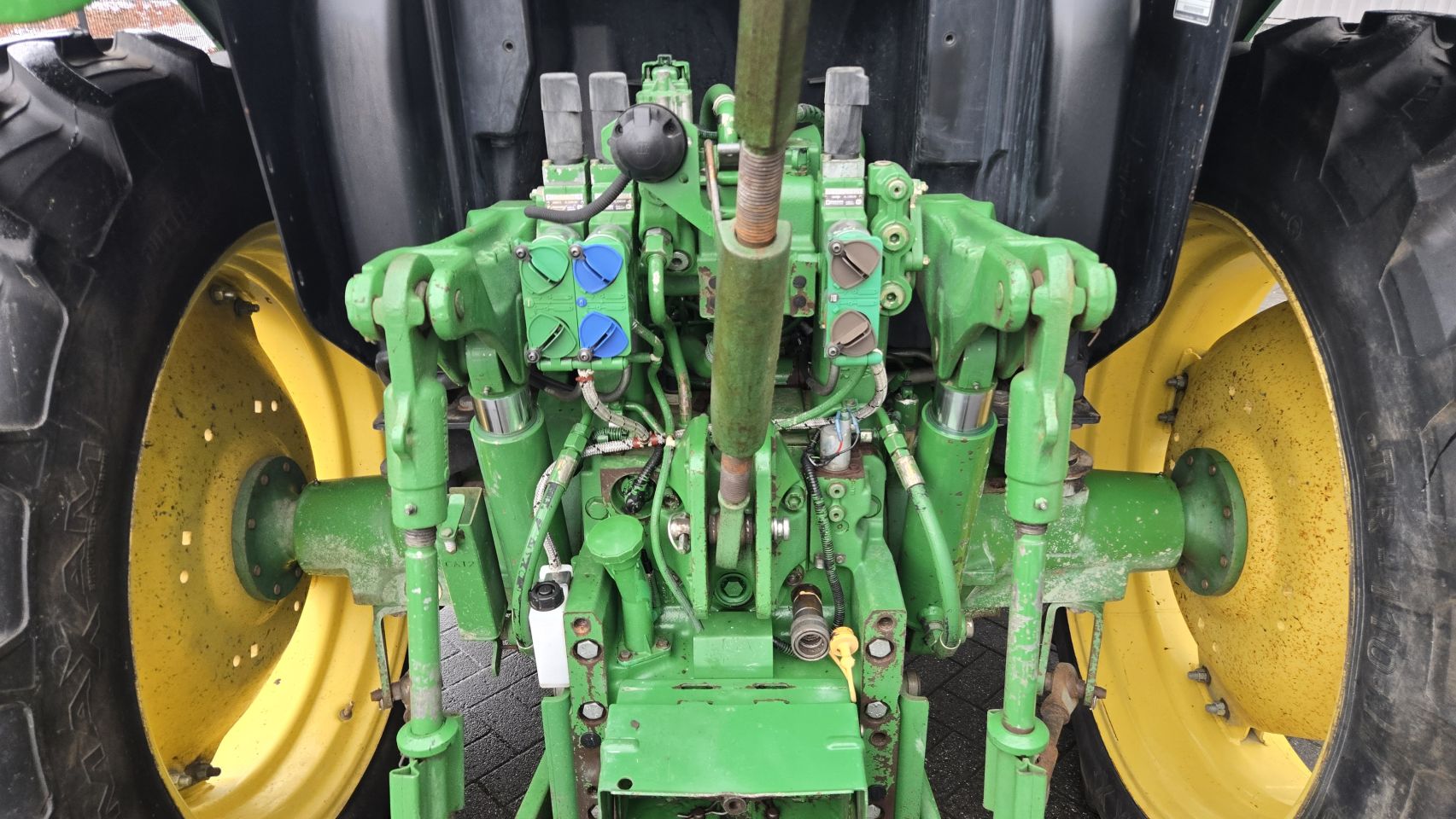 2012 John Deere 6105R 8300 uur, radio, airco,