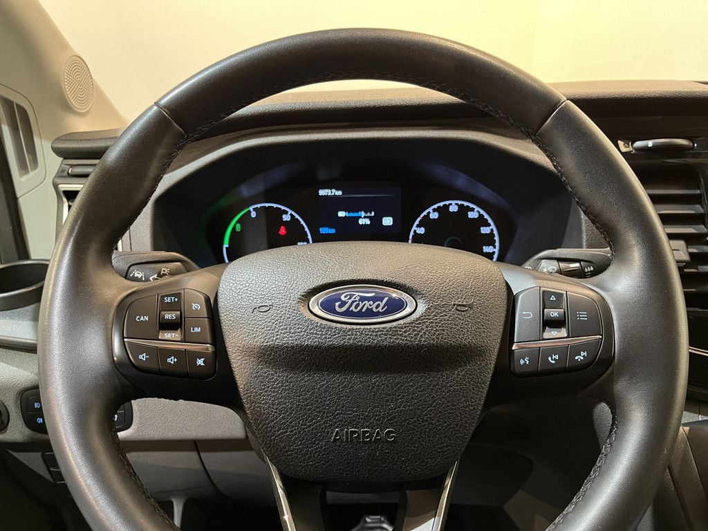 Ford E-Transit 350 L2H2 Trend 68 kWh / 100% Elektrisch !! / Airco / Cruise Control / CarPlay / Camera / Navigatie / 3-Zits / 10.000 KM !!