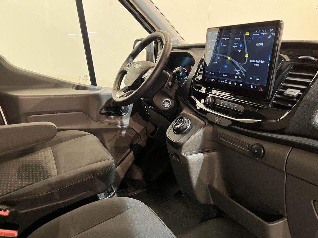 Ford E-Transit 350 L2H2 Trend 68 kWh / 100% Elektrisch !! / Airco / Cruise Control / CarPlay / Camera / Navigatie / 3-Zits / 5.300 KM !!