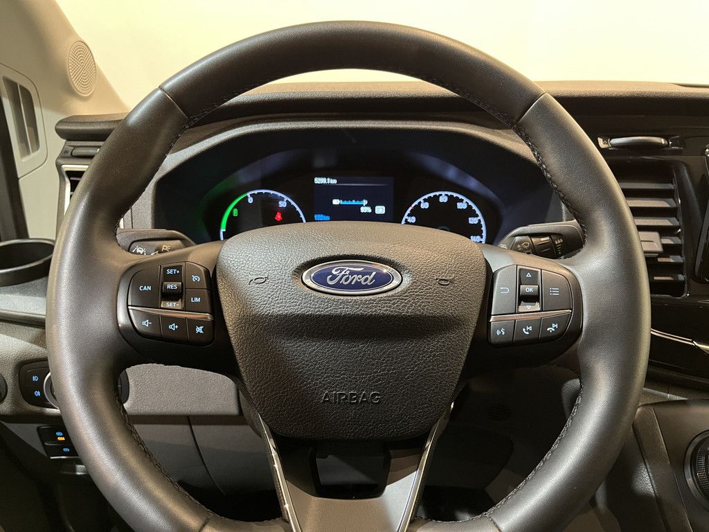 Ford E-Transit 350 L2H2 Trend 68 kWh / 100% Elektrisch !! / Airco / Cruise Control / CarPlay / Camera / Navigatie / 3-Zits / 5.300 KM !!